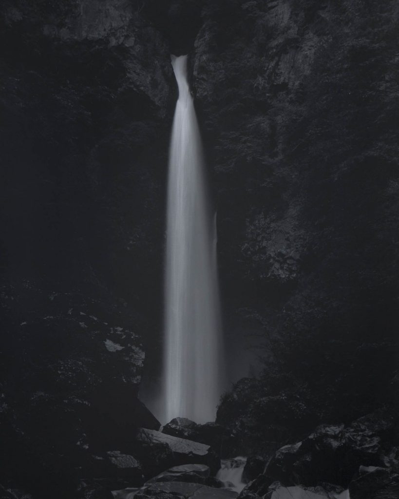 Naohiro Ninomiya_Taki3-Cascade-Waterfall-Noir-et-Blanc-Japonais-Photo